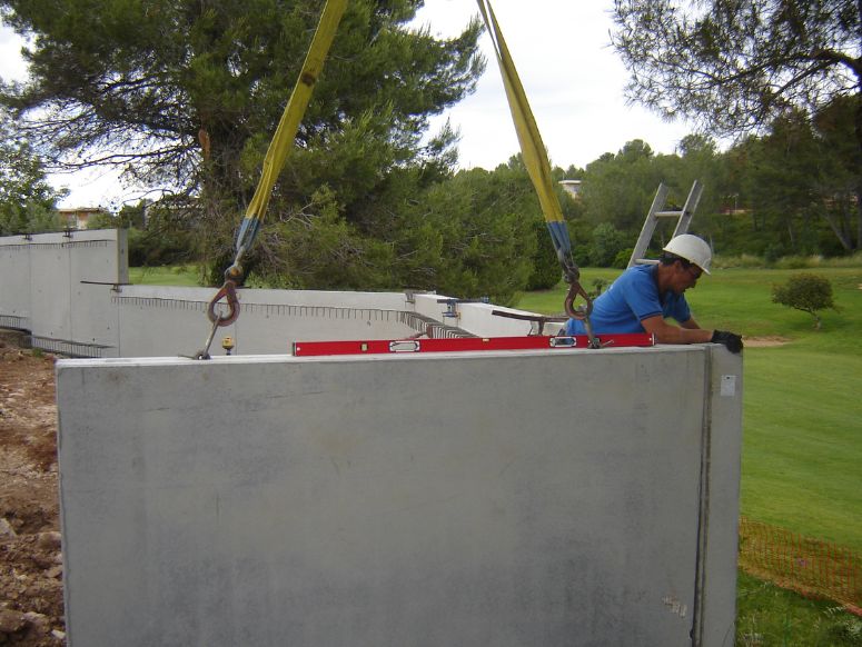 Instal·lació d'un mur de contenció de terres en un habitatge a El Catllar, Tarragona.